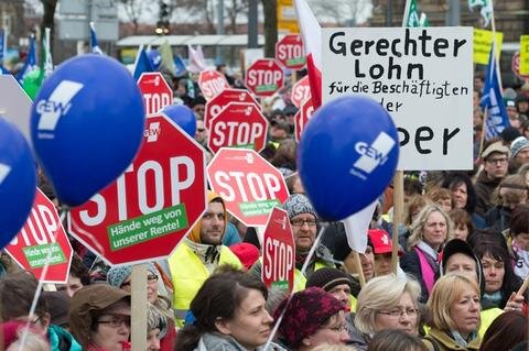 <p>
	Rund 6000 kamen in Dresden zu einer Protestkundgebung vor dem Finanzministerium zusammen.</p>
