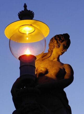 <p>
	Potsdam Schloss Sanssouci - Statue im Park</p>

