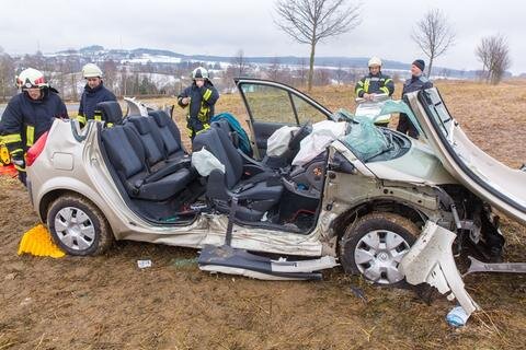 <p>
	Dabei wurden der 57-jährige Fahrer und die 59-jährige Beifahrerin eingeklemmt. Sie mussten von der Feuerwehr Elterlein befreit werden.</p>
