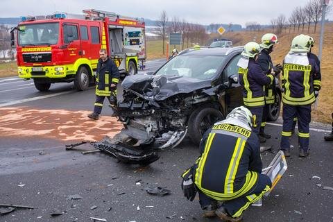 <p>
	20 Minuten benötigte die Feuerwehr, um die Insassen zu retten. Der Renault-Fahrer und die Beifahrerin des Renault verletzten sich schwer und mussten in ein Krankenhaus gebracht werden. Der Ford-Fahrer erlitt leichte Verletzungen. Es entstand Sachschaden in Höhe von rund 30.000 Euro.</p>
