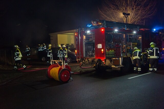 <p>
	Stollberg. Direkt zweimal ist die Feuerwehr im Altkreis Stollberg in der Nacht von Freitag auf Samstag zum Einsatz gekommen.</p>
