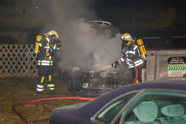 <p>
	Mit 13 Kameraden und drei Fahrzeugen rückte die Freiwillige Feuerwehr Oelsnitz zum Brand eines PKW in die Äußere Stollberger Straße nach Oelsnitz aus.</p>
