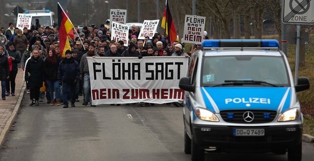 <p>
	Laut Polizeiangaben sind etwa 180 Teilnehmer der Demonstration &quot;Nein zum Heim&quot; am Samstagnachmittag mit Deutschlandfahnen, einem Spruchband und Plakaten durch Flöha gelaufen.</p>
<p>
	&nbsp;</p>
