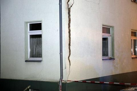 <p>
	Bei einer Explosion und einem Brand in einem Mehrfamilienhaus in der Chemnitzer Klopstockstraße ist am Sonnabend ein Riss entstanden.</p>
