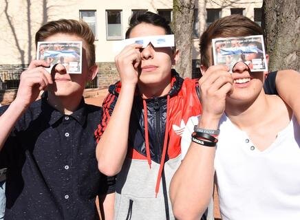 <p>
	An der Oelsnitzer Oberschule zückten diese Schüler ihre Sofi-Brille.</p>
