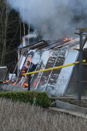 <p>
	Ein Gewächshaus in einer Gartenanlage im Marienberger Ortsteil Rittersberg (Erzgebirgskreis) ist am Freitagabend bei einem Brand völlig zerstört worden.</p>
