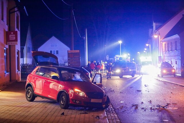 <p>
	Am Freitagabend ist es auf der Hauptstraße in Lichtentanne/Zwickau zu einem Verkehrsunfall gekommen, bei dem zwei Personen schwer verletzt wurden.&nbsp;</p>
