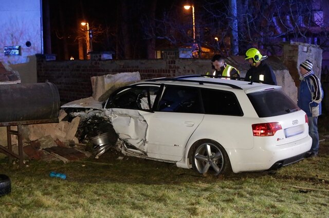 <p>
	Die Hauptstraße in Lichtentanne war für die Unfallaufnahme vollgesperrt. Beide Autos erlitten einen Totalschaden.</p>
