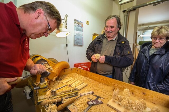 <p>
	Arndt Winkler arbeitet seit 49 Jahren im Betrieb. Hier drechselt er einen Baum für das Ostersortiment. Familie Nestler aus Dresden waren schwer begeistert, wie schnell man aus einem Stück Holz einen Baum zaubern kann.</p>
