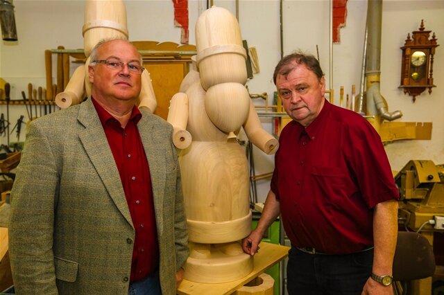 <p>
	Im Bild Gundolf Berger (l.) und Jochen Schumann (r.). Die Chefs der Firma posieren neben einem riesigen Weihnachtsmann.</p>
