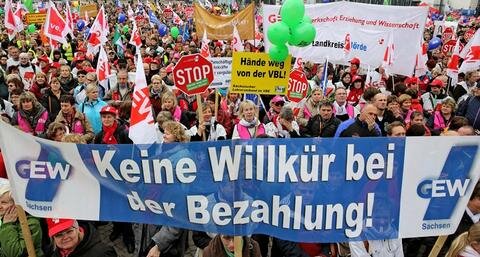 <p>
	Rund 27.000 Lehrer und andere Beschäftigte des öffentlichen Dienstes aus Sachsen, Sachsen-Anhalt und Thüringen haben am Dienstag an einer Protestkundgebung in Leipzig teilgenommen.</p>
