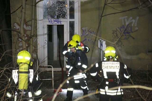 <p>
	Gegen 23.15 Uhr wurde ein Feuer in der Theaterstraße in einem leer stehenden Mehrfamilienhaus gemeldet. Unbekannte hatten im Gebäude Unrat angebrannt.</p>
