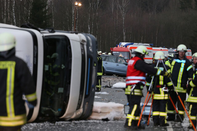 <p>
	Es kam zu großen Verkehrsbehinderungen. Neben Beamten der Polizei und Mitarbeitern des Rettungsdienstes rückten kurz vor 17 Uhr auch 33 Einsatzkräfte der freiwilligen Feuerwehren aus Marienberg und Reitzenhain aus.</p>
