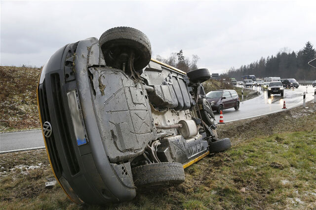 <p>
	Nach ersten Informationen, hatte der Fahrer eines VW-Transporters die Kontrolle über das Fahrzeug verloren.</p>
