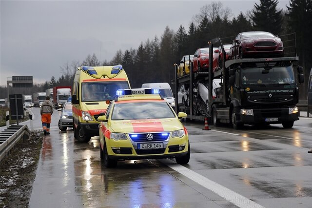 <p>
	Gleich zwei Unfälle haben sich am Freitagnachmittag auf der A4 Richtung Chemnitz in Höhe der Abfahrt Oberrabenstein ereignet.</p>
