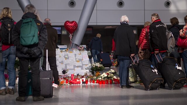 <p>
	Am Flughafen in Düsseldorf gedenken Reisende ebenfalls an die Opfer des Germanwings-Unglücks.</p>
