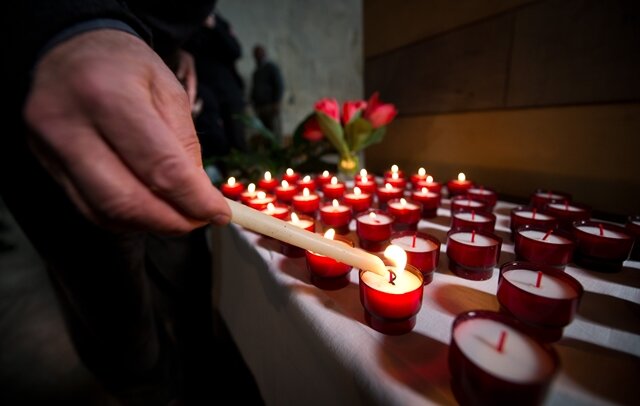 <p>
	In der katholischen Kathedrale Notre-Dame du Bourg brannten am Samstag 150 Kerzen zur Erinnerung an die Opfer des Germanwings A320 Absturz.</p>
