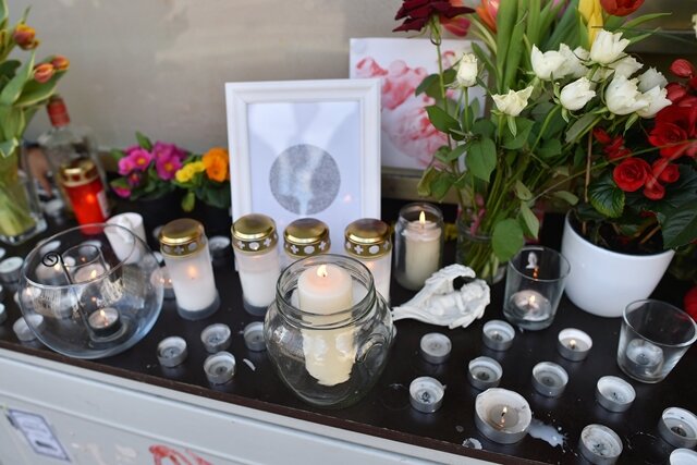 <p>
	Blumen und Kerzen erinnern auch in Halle (Saale) an eine junge Frau, die bei dem Absturz des Germanwings-Airbus in den französischen Alpen ums Leben gekommen ist.</p>
