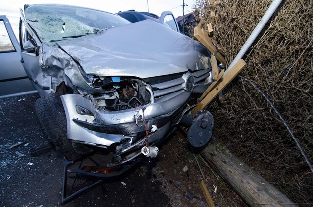 <p>
	Die beiden Fahrer wurden bei dem Unfall schwer verletzt. Ein 43-jährige Beifahrer und ein zehnjähriger Junge im Chrysler erlitten leichte Verletzungen.</p>
