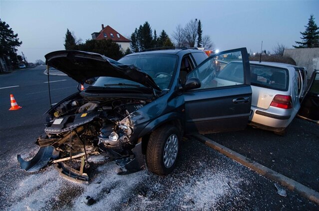<p>
	Polizeiangaben zufolge hatte ein 25-jähriger VW-Fahrer die Vorfahrt eines Chrysler missachtet.</p>
