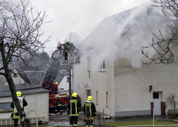 <p>
	In ein Mehrfamilienhaus in Wittgensdorf hat am Dienstagmittag ein Blitz eingeschlagen und einen Dachstuhlbrand ausgelöst.&nbsp;</p>
