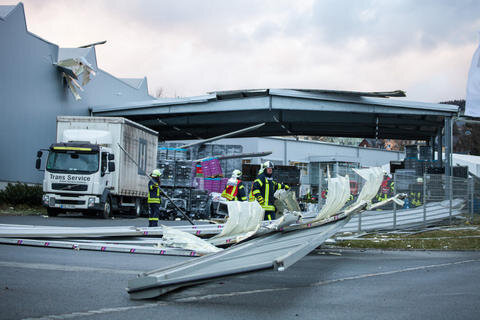 <p>
	In Grünhain-Beierfeld riss der Sturm ein komplettes Hallendach einer Firma ab. Umherfliegende Dachteile erschwerten die Arbeit der Feuerwehr.</p>
