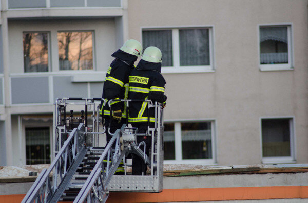 <p>
	Auf der Karl-Kegel-Straße 75 in Freiberg alarmierten besorgte Anwohner die Feuerwehr, da ein Dach von einem Flachbau drohte abzuheben. Die Berufsfeuerwehr Freiberg sicherte die losen Teile und übergab das Objekt an den Eigentümer.</p>
