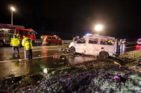 <p>
	Ein 46-Jähriger ist am Mittwochabend bei einem Unfall auf der A4 aus einem Kleintransporter geschleudert worden und getötet worden.&nbsp;</p>
