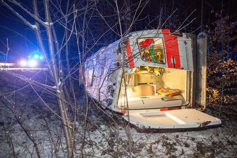 <p>
	Ein Rettungswagen ist am späten Mittwochabend auf der B101 zwischen Pockau und der Kreuzung &quot;Heinzebank&quot; von der winterglatten Fahrbahn abgekommen und in den Seitengraben gerutscht.</p>
