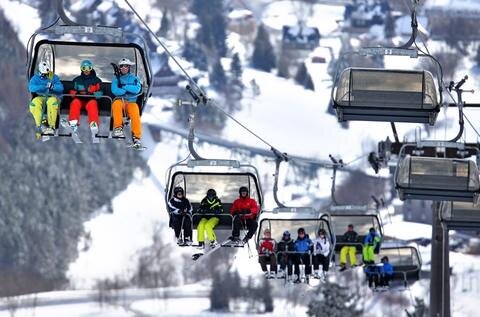 <p>
	Im Skigebiet auf dem Fichtelberg waren am Samstag schätzungsweise 1000 Skifahrer auf Pisten oder Langlaufloipen unterwegs, wie René Lötzsch, Geschäftsführer der Fichtelbergbahn Oberwiesenthal, sagte.&nbsp;</p>
