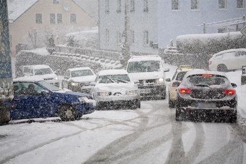 <p>
	Am Gründonnerstag hat sich der Winter mit weißer Fracht in der Region zurückgemeldet. Vor allem in den oberen Lagen kam es zu Verkehrsbehinderungen.</p>
