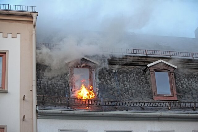 <p>
	Wie die Polizei bestätigte, brach das Feuer kurz nach sechs Uhr im Dachstuhl des Hauses aus.&nbsp;</p>

