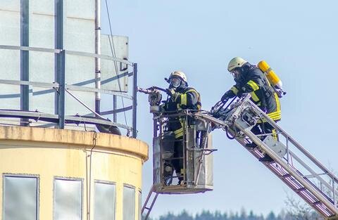 <p>
	Neben den Feuerwehren aus Olbernhau und Rothenthal, die insgesamt mit 24 Kameraden vor Ort waren, kamen der diensthabende Kreisbrandmeister sowie die Polizei zum Einsatz. Verletzt wurde niemand.</p>
