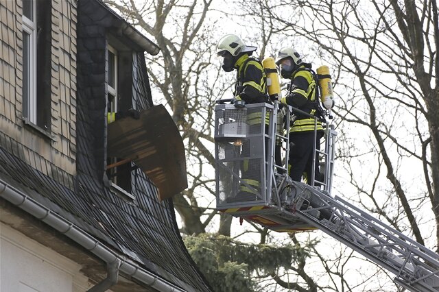 <p>
	Die Feuerwehr war mit 60 Kameraden im Einsatz und löschte den Schwelbrand. Die Dachgeschosswohnung war derart vermüllt, dass sie nach dem Löscheinsatz geräumt werden musste, um weitere Brandherde auszuschließen.</p>
