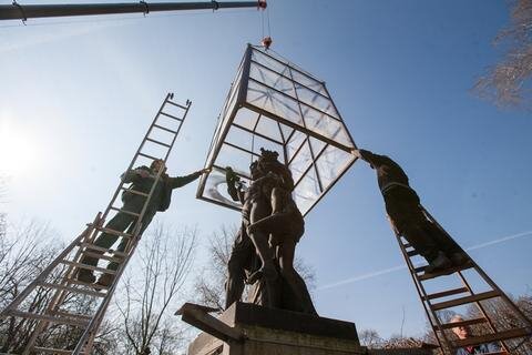 <p>
	Die „Schillingschen Figuren” am Chemnitzer Schloßteich sind heute turnusmäßig von ihrem Winterschutz befreit worden.</p>

