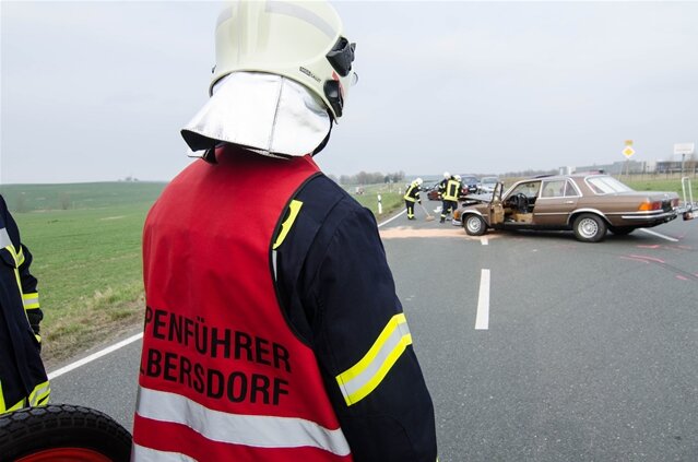 <p>
	Vor Ort war auch die Feuerwehr Hilbersdorf um auslaufende Betriebsstoffe zu binden. Laut Polizei entstand ein Sachschaden von etwa 20.000 Euro.</p>
