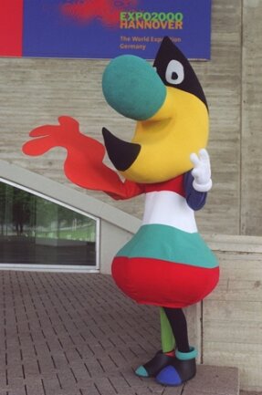 <p>
	Twipsy: So hieß das offizielle Maskottchen für die Expo 2000 in Hannover. Entworfen hatte das undefinierbare, bunt-gestreifte, tropfenförmige Ding mit einem hochhackigen und einem flachen Schuh der spanische Designer Javier Mariscal.</p>
