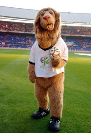 <p>
	Goleo: Dieser Löwe ohne Hose, dafür aber mit Fußballschuhen, war mit Pille, dem sprechenden Fußball, das Maskottchen der Sommermärchen-Fußball-WM 2006 in Deutschland.</p>

