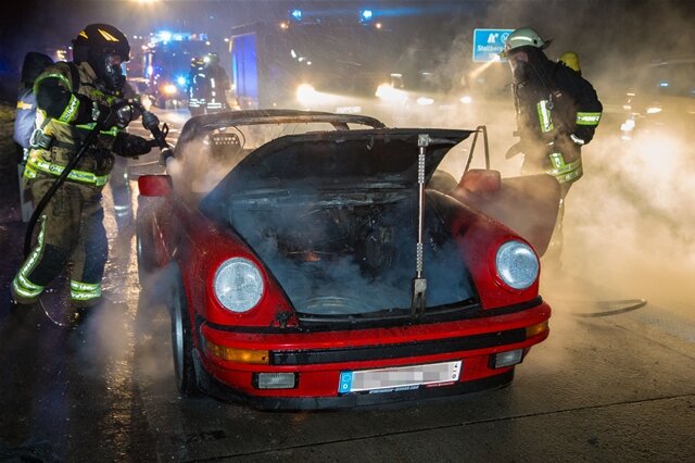 <p>
	Ein Porsche Carrera ist am späten Samstagabend auf der Autobahn 72 zwischen den Anschlussstellen Stollberg Nord und Stollberg West in Flammen aufgegangen.</p>

