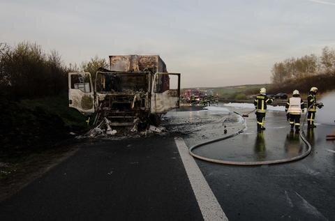 <p>
	In Fahrtrichtung Chemnitz stand eine mit Plasterohren beladene Zugmaschine in Flammen.</p>
