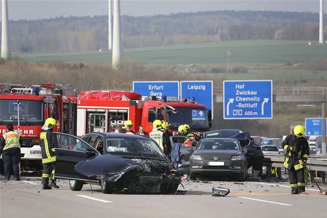 <p>
	Die Autobahn 4 Richtung Dresden musste am Donnerstagvormittag wegen eines schweren Unfalls zwischen Limbach-Oberfrohna und Chemnitz-Mitte mehrere Stunden gesperrt werden.</p>
