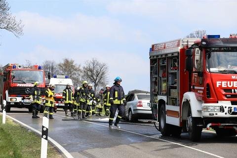 <p>
	Nachdem der Brand gelöscht und die Betriebsstoffe gesichert waren, führte die Polizei den Verkehr wechselseitig am Unfallort vorbei.</p>
