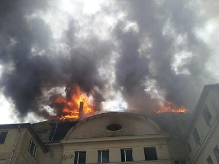 <p>
	Der Dachstuhl eines Gebäudes an der Liselotte-Hermann-Straße stand am Samstagnachmittag in Flammen.</p>
