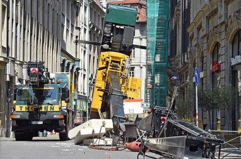 <p>
	Ein Bauarbeiter ist in der Leipziger Innenstadt durch einen umkippenden Kran tödlich verunglückt.</p>
