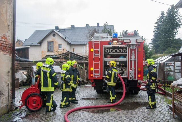 <p>
	Die Feuerwehren Buchholz, Sehma, Cranzahl und Neudorf kamen mit 30 Rettungskräften zum Einsatz. Das Feuer konnte rasch gelöscht werden. Mit der Wärmebildkamera wurden restliche Glutnester ausfindig gemacht.</p>
