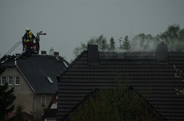 <p>
	Vor Ort stellten die Rettungskräfte einen Schwelbrand im Dachgeschoss eines Hauses fest.</p>
