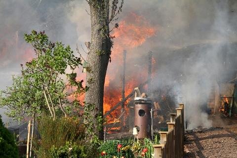 <p>
	Gegen 17.45 Uhr brannte das Häuschen und die umgrenzende Bepflanzung lichterloh.<br />
	&nbsp;</p>
