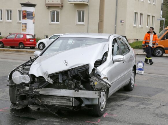 <p>
	Bei einem Zusammenstoß zweier Fahrzeuge auf der Kreuzung Reitbahnstraße/Clara-Zetkin-Straße in Chemnitz sind am Montagmorgen zwei Menschen verletzt worden.</p>
