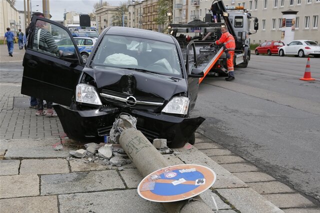 <p>
	Wie die Polizei informierte, war ein Opel mit einem Mercedes kollidiert. Durch die Wucht des Aufpralls wurde der Opel gegen einen Laternenmast geschleudert, der umstürzte.</p>
