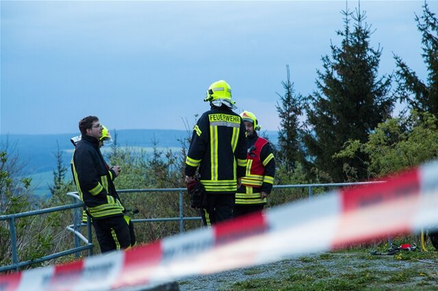 <p>
	Beamte von Polizei und Kripo waren vor Ort, sowie 25 Kameraden der Feuerwehren Annaberg und Geyer, um das Gelände auszuleuchten.</p>
